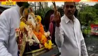 वसई | भर पावसात दीड दिवसांच्या बाप्पांना निरोप 