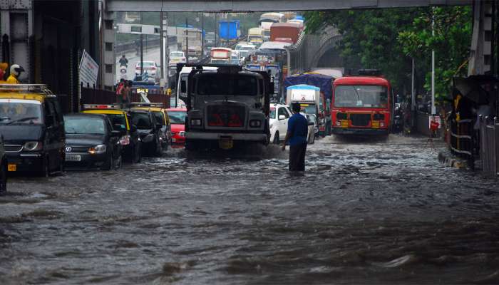 मुंबईसह उपनगरात रात्रभर मुसळधार पाऊस