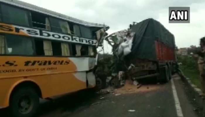 पुणे-बंगळुरु महामार्गावर ट्रक - बस अपघातात ६ जागीच ठार