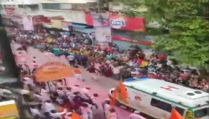 ...आणि पुणेकरांनी गर्दीतून 'त्या' रुग्णवाहिकेला दिला रस्ता 
