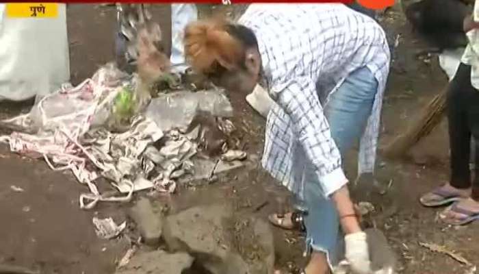 Pune Actor Prajakta Mali Cleaning Roads After Ganesh Visarjan