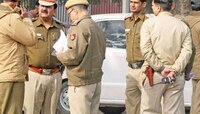 पत्नीला घाबरविण्यासाठी पतीच हवेत गोळीबार, बाल्कनीतील महिलेच्या पोटात घुसली गोळी