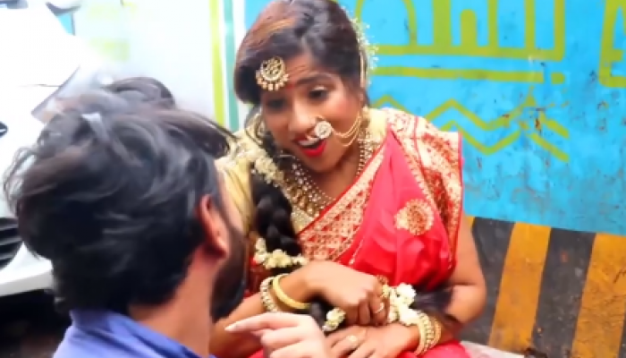 खड्डे पाहून मलिष्का म्हणे, 'डोंगराचे आरुन इक बाई चांद उगवलाssss'