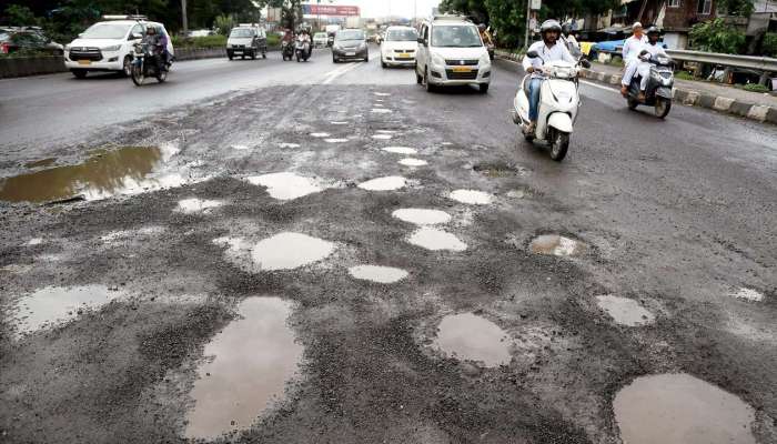 राज्याच्या उपराजधानीत अनेक रस्ते खड्डेमय, प्रशासनाचं दुर्लक्ष