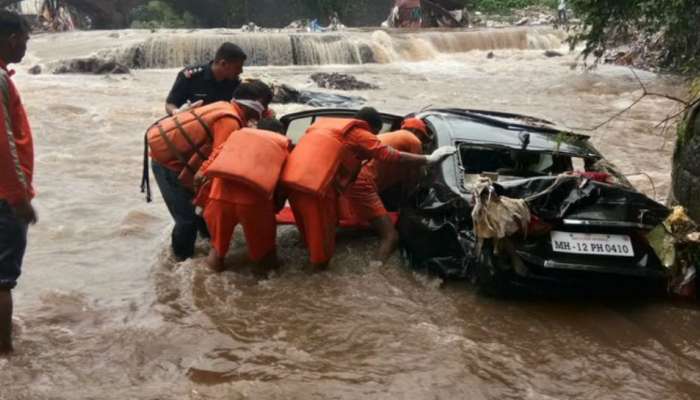 पुण्यात पावसाचं थैमान, गाड्या वाहून गेल्या