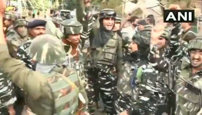 दहशतवाद्यांना कंठस्नान घातल्यानंतर जवानांचा जल्लोष 