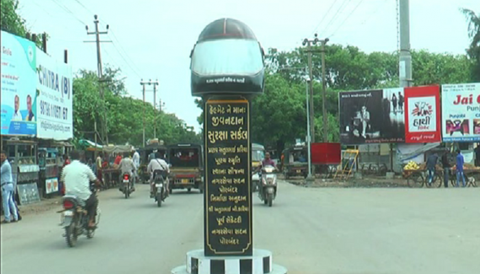 मुलाच्या स्मरणार्थ वडिलांनी बनवले 'हेल्मेट चौक'