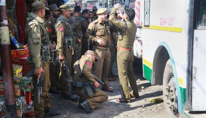 दहशतवादी हल्ल्याचा कट फसला, बसमधून स्फोटकं जप्त