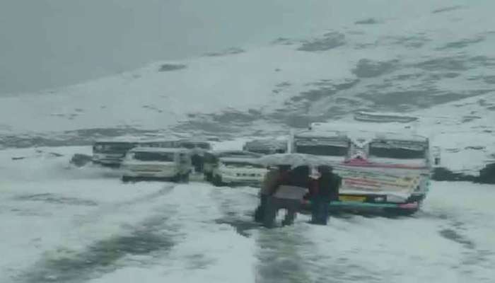 हिमाचल प्रदेशमध्ये बर्फवृष्टी; मनाली- लेह महामार्ग वाहतुकीवर परिणाम 