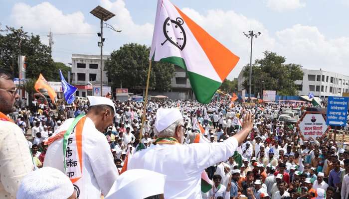 प्रचारासाठी पंकज भुजबळ कुटुंबीय शेताच्या बांधावर