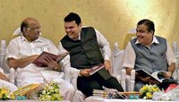 शरद पवारांकडून गडकरींची स्तुती तर फडणवीसांवर टीकास्त्र