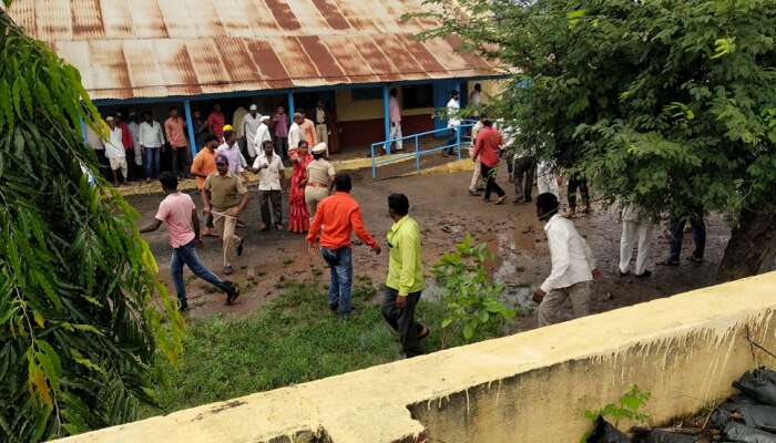 करमाळ्यात दोन गटांत मतदान केंद्रात हाणामारी 