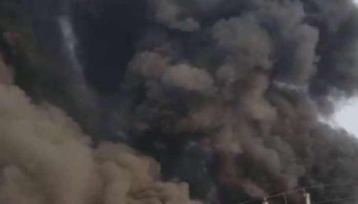 जळगावात चटई कारखान्याला आग, शेजारच्या गोदामातील गुटखा भस्म