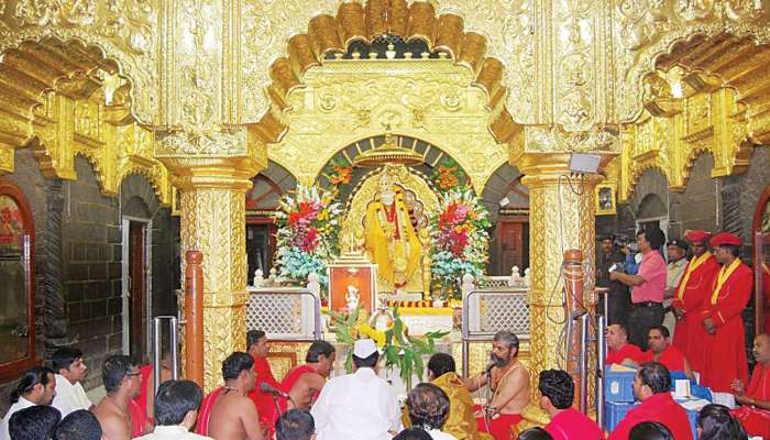 दिवाळीनिमित्त शिर्डीत साई भक्तांची गर्दी