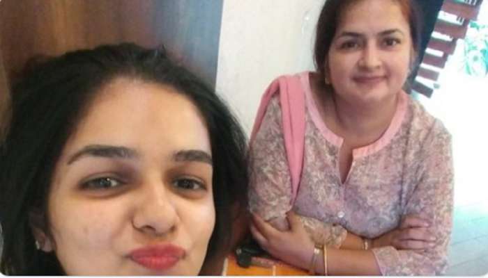 आईकरता 'वर' शोधायला निघाली लेक