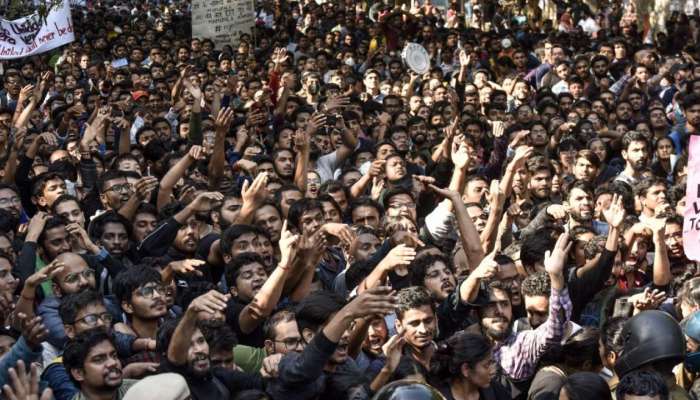 जेएनयूचे विद्यार्थी गंभीर  जखमी, लाठीचार्ज झालाच नसल्याचा पोलिसांचा दावा 