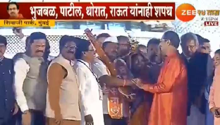 'ते' शेतकरी कुटुंब शपथविधीच्या मंचावर, मुख्यमंत्री ठाकरेंचा हात जोडून नमस्कार 