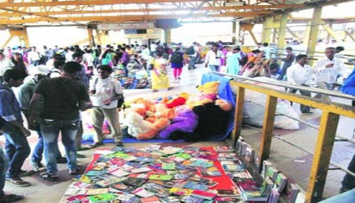 कल्याणच्या स्कायवॉकवर भिकारी आणि फेरिवाल्यांचं अतिक्रमण