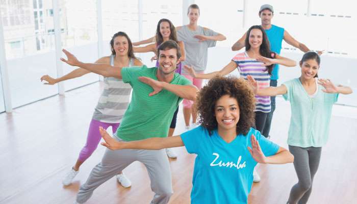  नाचो! वजन कमी ते तणाव दूर करण्यापर्यंत झुम्बा डान्सचे फायदे 