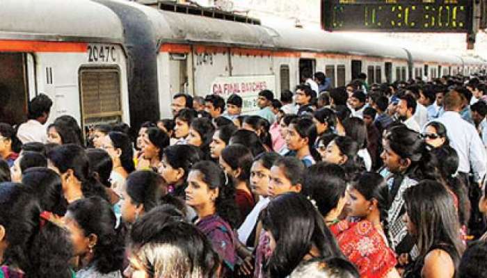 जम्बो ब्लॉकमुळे प्रवासी बेजार; स्टेशन प्रबंधक कार्यालयाबाहेर गोंधळ 