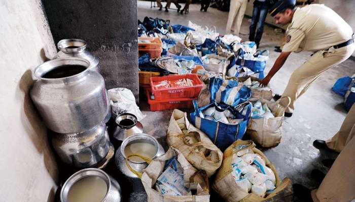 दुधामध्ये भेसळ करणाऱ्या टोळीस पोलिसांच्या बेड्या
