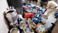 दुधामध्ये भेसळ करणाऱ्या टोळीस पोलिसांच्या बेड्या