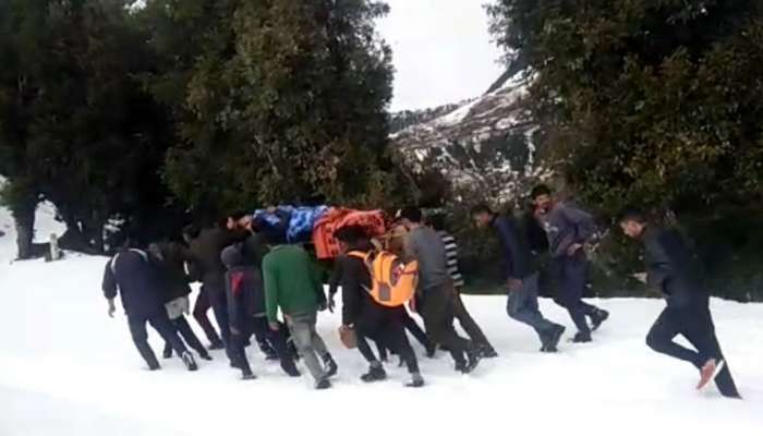 दीड फुटांच्या बर्फानं ऍम्बुलन्सला रोखलं पण, यांच्या इच्छाशक्तीला कसं रोखणार... 