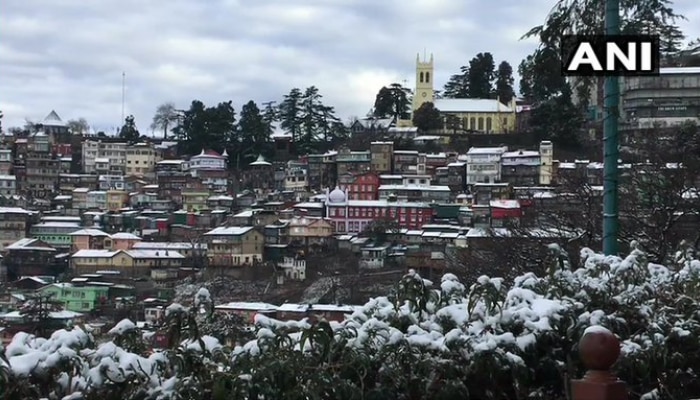 हिमाचलमध्ये बर्फवृष्टी, पर्यटक लुटताय बर्फवृष्टीचा आनंद