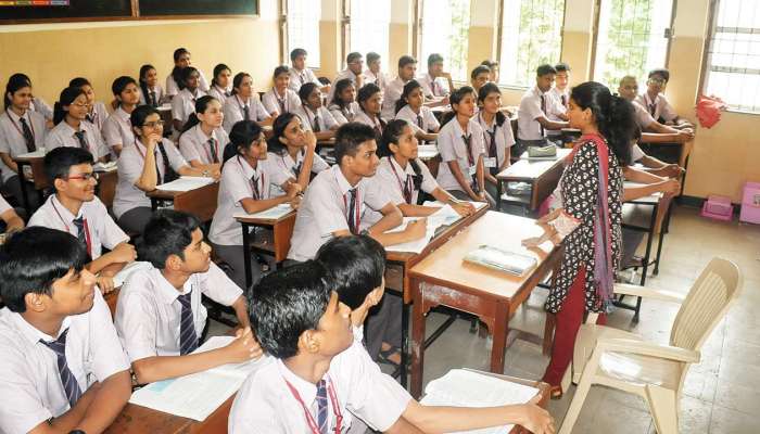 शाळांमध्ये संविधान बंधनकारक करण्यावरुन राजकारण 