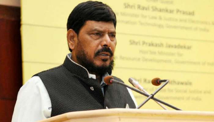 राज ठाकरे यांनी झेंडा बदलण्यापेक्षा मन बदलावे- आठवले