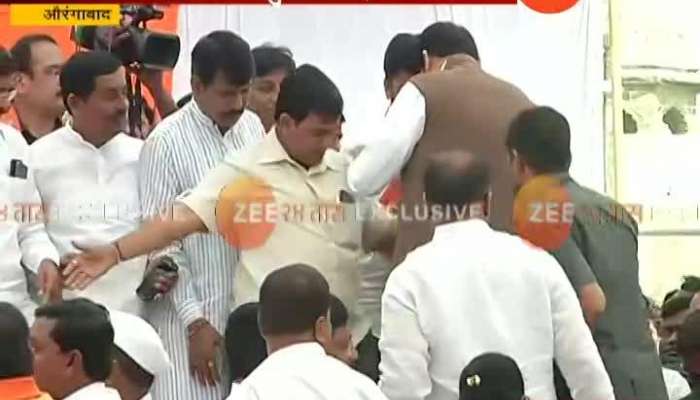 Aurangabad BJP Leader Devendra Fadnavis Arrives On Stage In Support Of Pankaja Munde