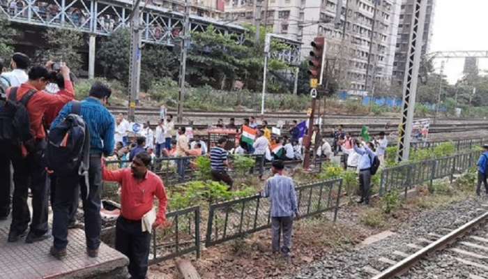 कांजूरमार्ग स्थानकात CAAच्या विरोधात रेलरोको; मध्य रेल्वेची वाहतूक विस्कळीत