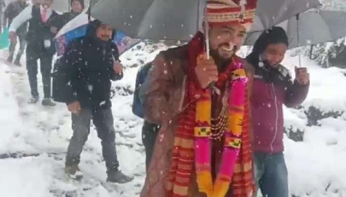 बर्फातून वाट काढत लग्नमंडपात पोहोचला नवरदेव 