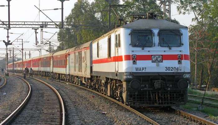 अवघ्या ४९ पैशांमध्ये लाखोंचा विमा; भारतीय रेल्वेची नवी योजना 