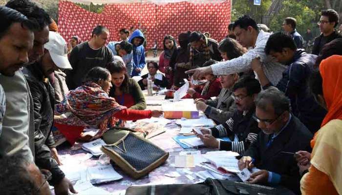 दिल्लीत आपची मुसंडी, फळविक्रेत्यांकडून फुकटात संत्री वाटप 