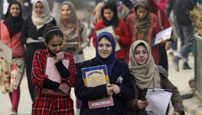 काश्मीरमध्ये ७ महिन्यानंतर शाळा सुरु, विद्यार्थ्यांमध्ये उत्साह