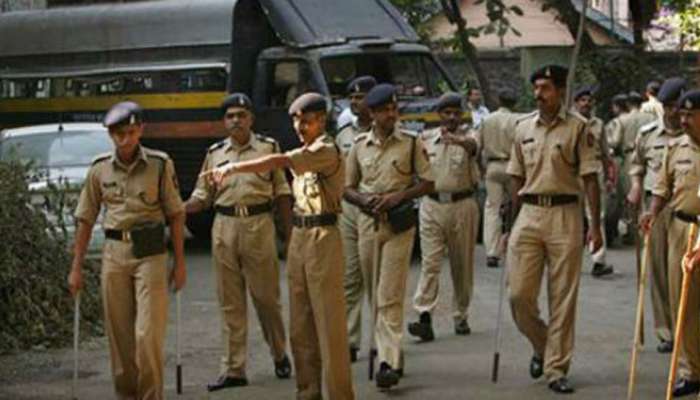 दिल्ली हिंसाचाराचे मुंबईत पडसाद, आंदोलनकर्त्यांना पोलिसांनी हटकले 