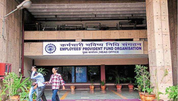 कर्मचाऱ्यांसाठी निराशाजनक बातमी; पीएफ व्याजदरात कपात