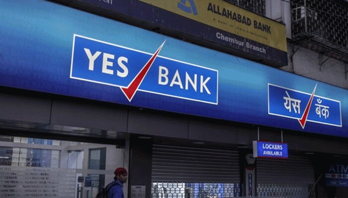 येस बँकेवर निर्बंध, एटीएमबाहेर पैसे काढण्यासाठी गर्दी