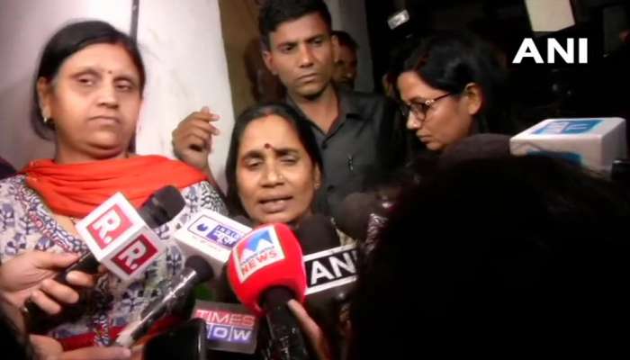 नराधमांना फासावर लटकावल्यानंतर निर्भयाच्या आईची प्रतिक्रिया