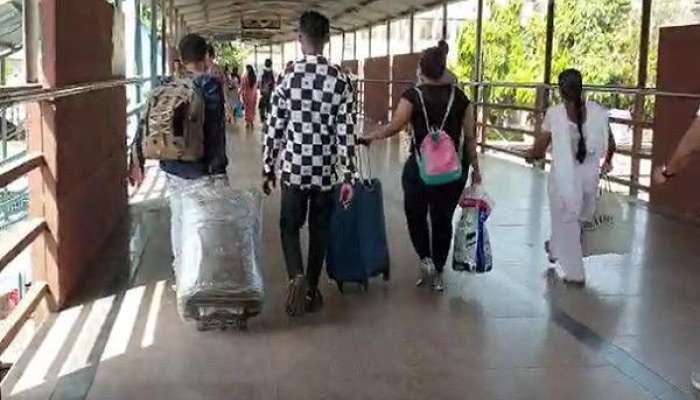Corona : हातावर शिक्का असलेल्या दोघांना विरार स्टेशनवर उतरवलं