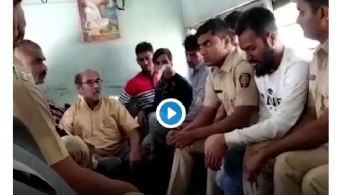 पोलिसव्हॅनमध्ये पोलिसावर थुंकणारा तो 'कोरोना' बाधित आणि 'तबलीगी' समाजाचा होता का? जाणून घ्या सत्य