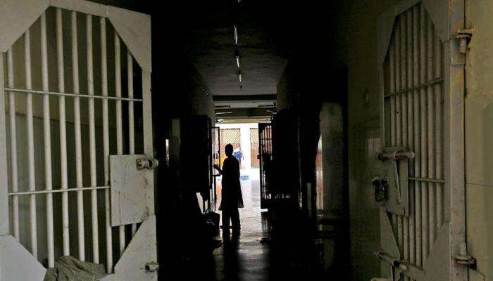 कोरोना संसर्ग टाळण्यासाठी ७० कैदी पॅरोलवर, घरीच राहण्याच्या सूचना 