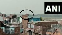 VIDEO : कोरोनाग्रस्ताच्या कुटुंबाला नेण्यासाठी आलेल्या डॉक्टर, पोलिसांवर दगडफेक 