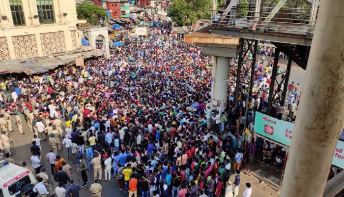 वांद्रे गर्दी प्रकरण : सोशल मीडियावरील ३० अकाऊंटवर सायबर सेलची कारवाई 