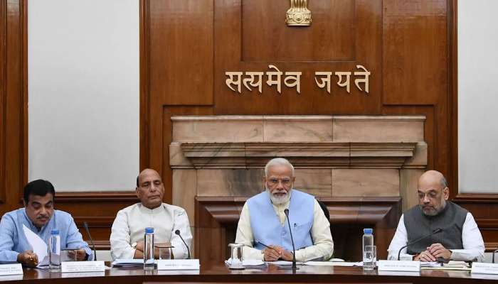 कोरोनाच्या संकटात सरकारी कर्मचाऱ्यांना धक्का, मोदी सरकारचा मोठा निर्णय