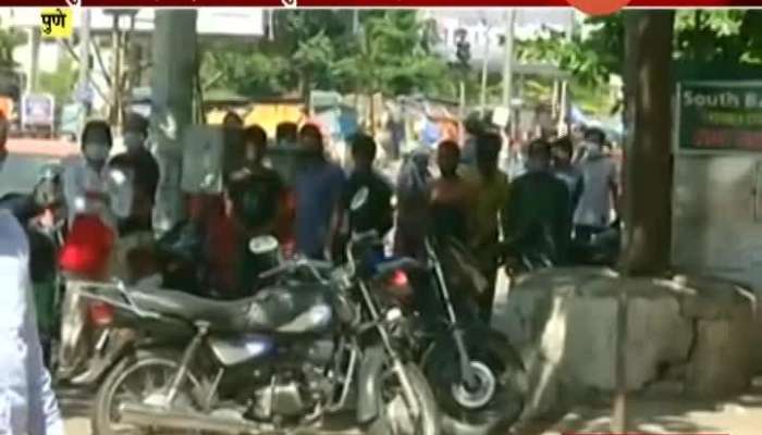 Pune People Waiting In Que For Wine Shop To Open