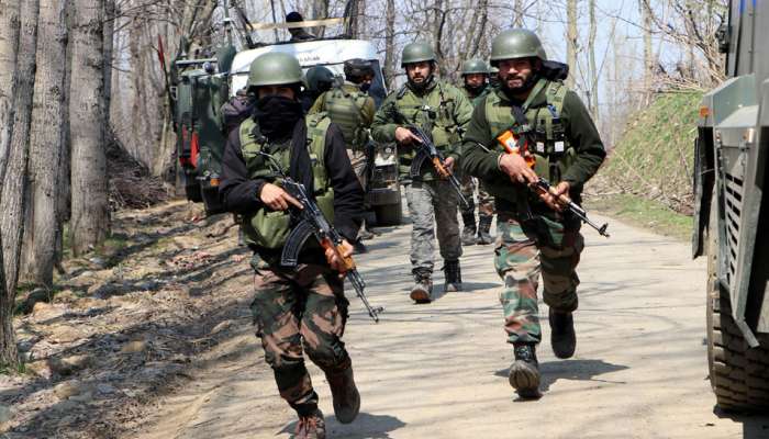 जम्मू-काश्मीर : दोन ठिकाणी चकमक सुरु, एक दहशतवादी ठार तर २-३ लपल्याची भीती  