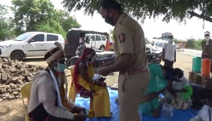 झाडं झालं मंडप, पोलिसांच्या खुर्च्यांवर नवरदेव-नवरींचा मान, तर मामाची भूमिका पार पाडली..