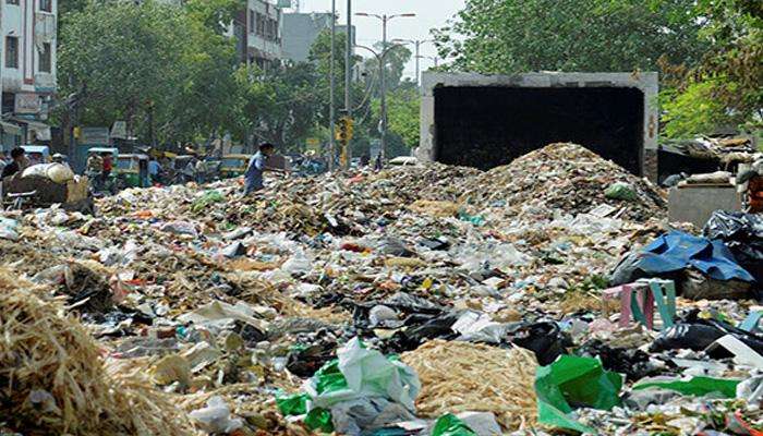 मुंबईचा कचरा प्रश्न चिघळणार, पालिकेबाहेर सफाई कर्मचाऱ्यांचे काम बंद आंदोलन 